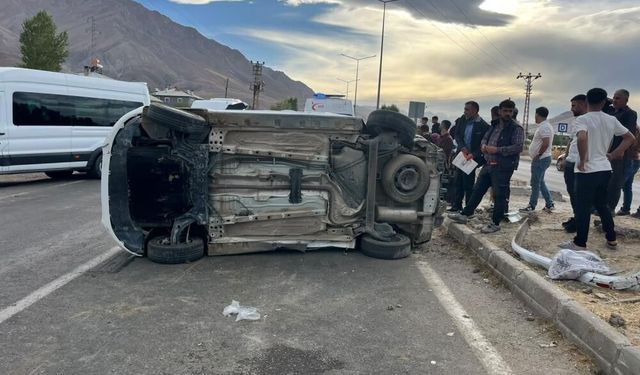 Gevaş'ta iki kamyonet çarpıştı: 3 kişi yaralandı
