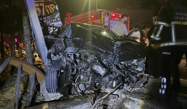 Mardin'de kontrolden çıkan araç panoya çarptı: 3 kişi yaralandı