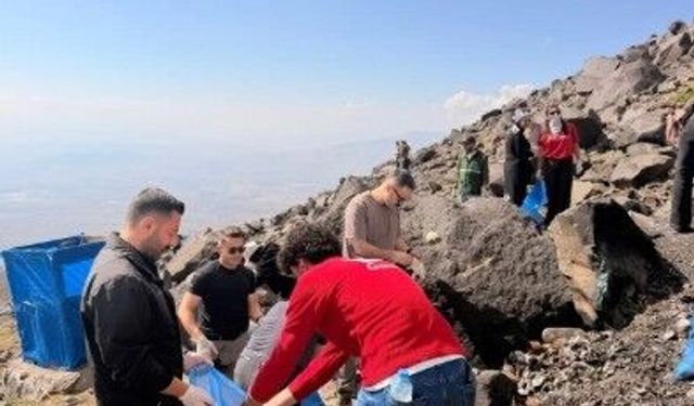 Doğubayazıt’ta Ağrı Dağı’nın 3 bin 200 rakımında doğa temizliği