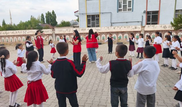 Patnos Kızılay’dan Öğrencilerin Yüzünü Güldüren Çalışma