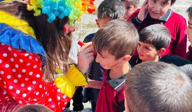 Patnos’ta köy çocuklarının yüzü Kızılay ile güldü