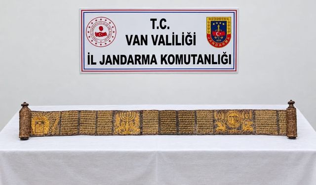 Van’da jandarmadan tarihi eser operasyonu: Altın yaldız işlemeli Tevrat ele geçirildi