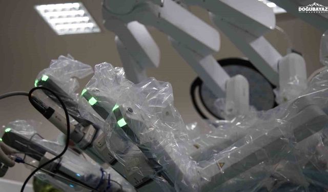 Muş’ta bin 400 kilometre uzaktan robotik rahim alma ameliyatı gerçekleştirildi