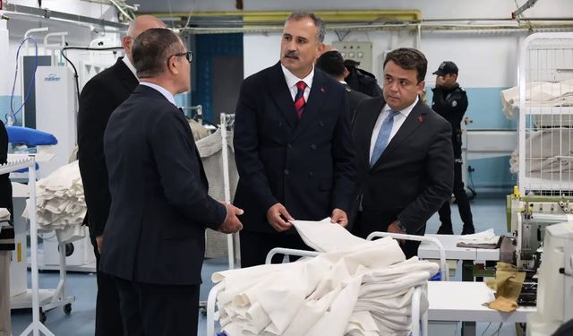 Ağrı Valisi Önder Bozkurt’tan Eleşkirt’teki Tekstil Firmasına Ziyaret