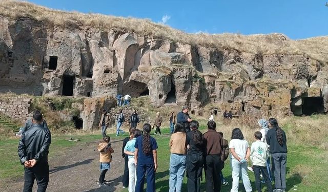 Ağrılı çocuklar Ahlat'ın tarihi ve kültürel mirasını keşfetti
