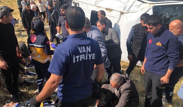 Van'da tır yolcu minibüsüne çarptı: 11 yaralı, birinin durumu ağır
