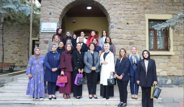 Ağrı Valisi'nin eşi Betül Bozkurt, Doğubayazıt'ta kadın girişimcilerle buluştu