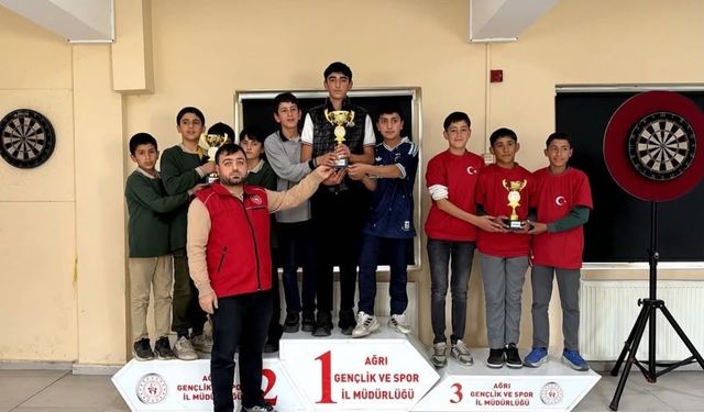 Ağrılı öğrenciler dart turnuvasında hünerlerini sergiledi