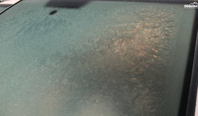 Kars sabaha buzla uyandı: Eksi 7 derecede araçların camları dondu