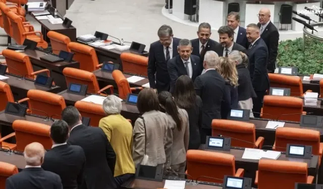 Cumhurbaşkanı Erdoğan kürsüye çıktı, YENİ Parti grubu salonu terk etti