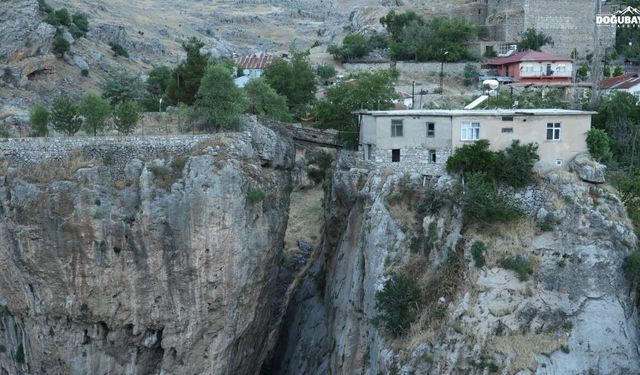 Bu evi gören bir daha bakıyor: Farklı kayalardaki ev ve bahçesine köprü ile ulaşım sağlanıyor
