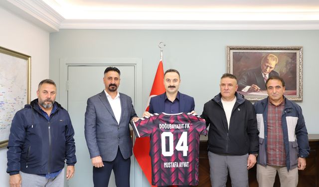 Doğubayazıt FK'dan Kaymakam Ayvat'a forma hediyesi