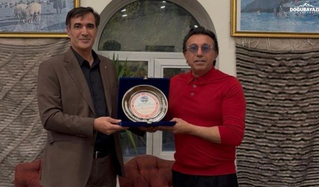 Doğubayazıt'ta iş dünyası buluştu: Hikmet Eraslan'a plaket