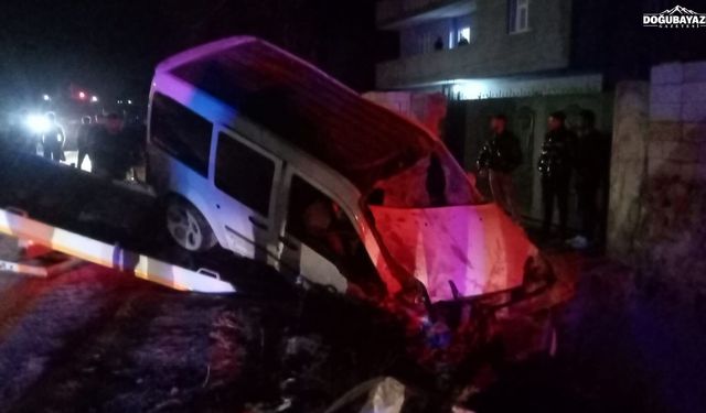 Doğubayazıt’ta otomobil ineğe çarptı