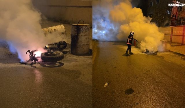 Doğubayazıt’ta seyir halindeki motosiklet alevlere teslim oldu