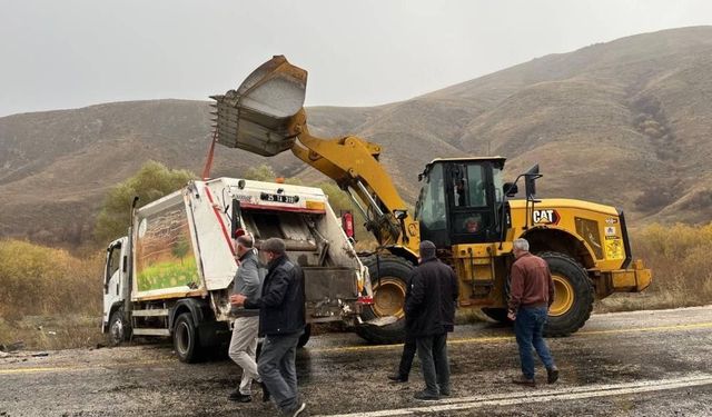 Erzurum Tekman'da belediyeye ait çöp kamyoneti devrildi