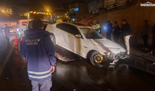 Hakkari'de otomobil tabelaya ok gibi saplandı