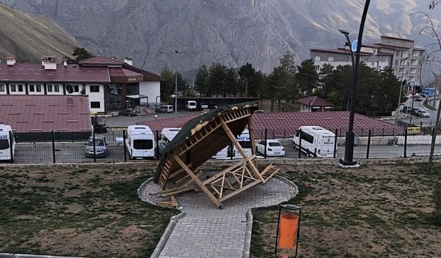 Hakkari'de toplu taşıma araçlarının yanındaki park vandalizme uğradı