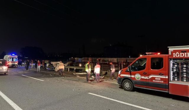 Doğubayazıt yolunda çimento yüklü tır devrildi: 1 yaralı