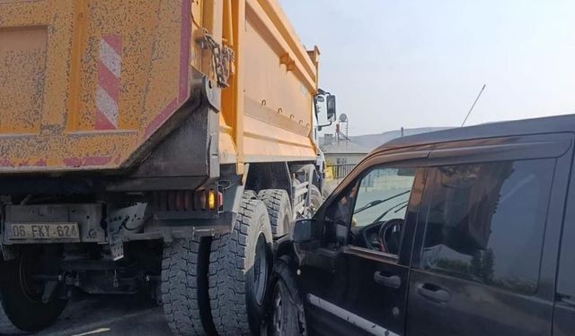 Iğdır Tuzluca'da kamyon ile hafif ticari araç çarpıştı