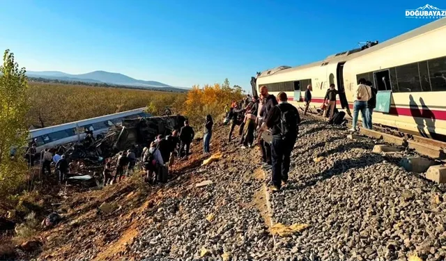 İki yüksek hızlı tren çarpıştı: En az 46 ölü