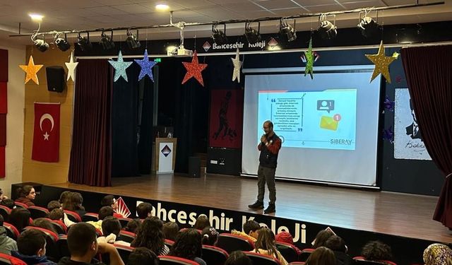 İnternet ortamındaki risklere karşı Kars'ta öğrencilere uyarı