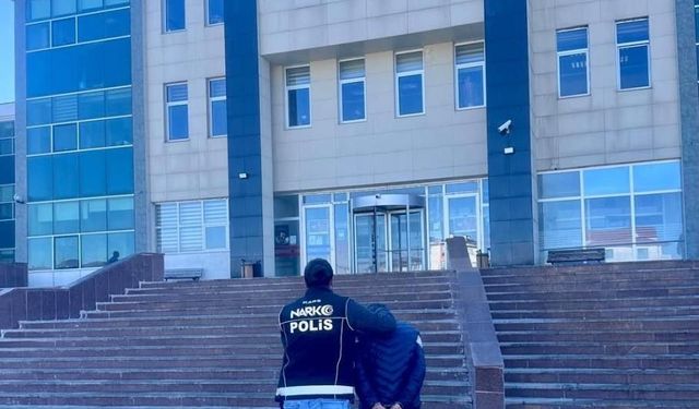 Kars merkezli iki ikamete eş zamanlı baskın düzenlendi