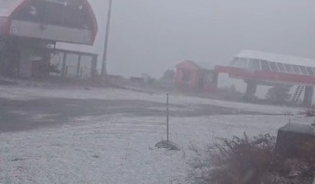 Sarıkamış'ın yüksek kesimlerinde sağanak yerini kar yağışına bıraktı