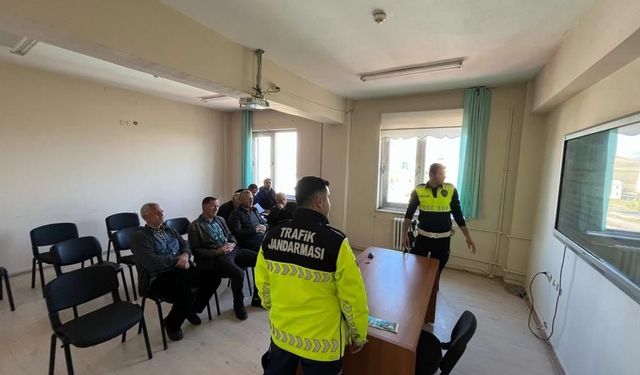 Kars'ta trafik ekiplerinden okul servis şoförlerine eğitim