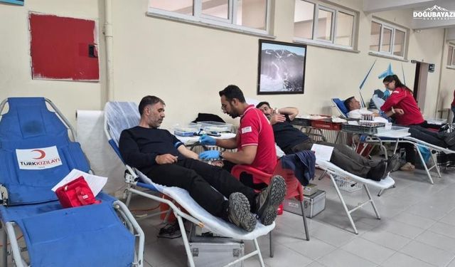 Kızılay ekipleri Sarıkamış'ta öğrencilere kan bağışı sürecini anlattı