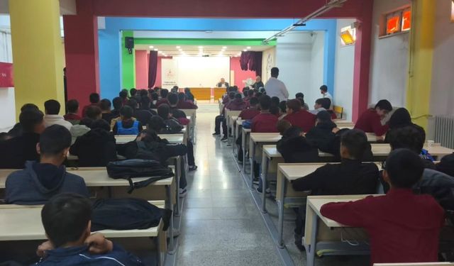 Van’da liseli gençlere yönelik ‘Peygamber Efendimiz ve güzel ahlak’ konferansı düzenlendi