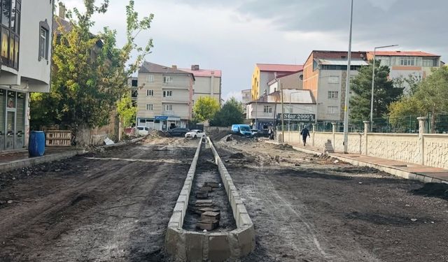 Patnos’ta Atatürk Mahallesi’nde yol ve kaldırım çalışması