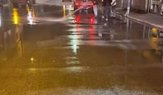 Patnos’ta gece saatlerinde temizlik mesaisi sürüyor