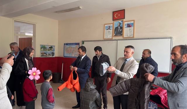 Patnos’ta öğrencilere kışlık mont ve bot desteği