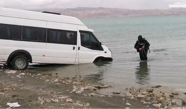 Van’da kontrolden çıkan minibüs göle uçtu