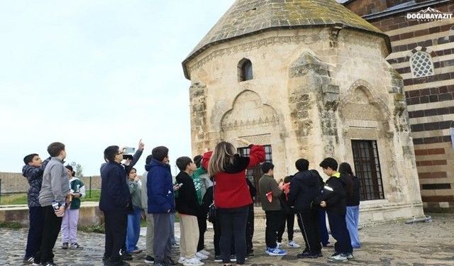 Vanlı öğrenciler kentin tarihi ve turistik mekanlarını gezdi