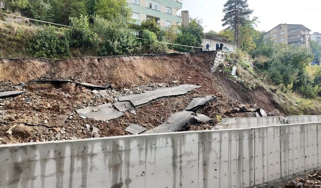 Bitlis’te yol yağışlara dayanamadı