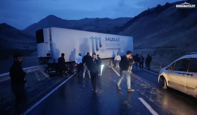 Yüksekova-Van karayolunda onlarca araç yolda mahsur kaldı