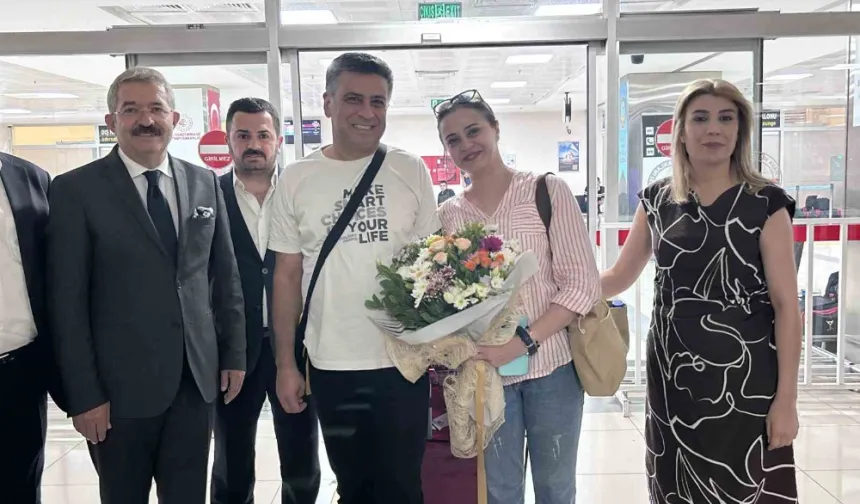 Tahran’dan Van’a direkt uçuşlar başladı: İlk turist kafilesi çiçeklerle karşılandı