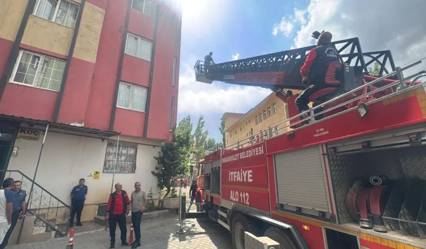 VİDEO -  Doğubayazıt Çarşı Merkezinde Korkutan Yangın: Maddi Hasar Oluştu