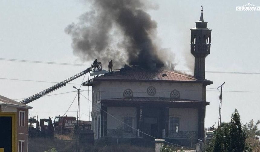 Ağrı’da camiden dumanlar yükseldi