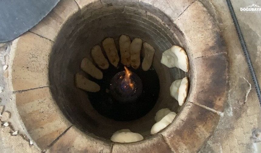 Ağrı’da günün ilk ışıklarıyla tandır başına geçiyorlar