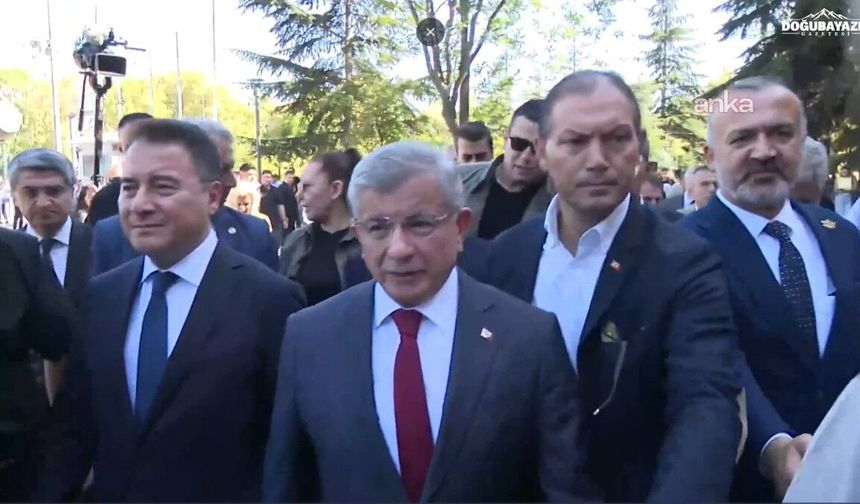 Ahmet Davutoğlu “Cumhurbaşkanına hakaret” soruşturmasında ifade verdi