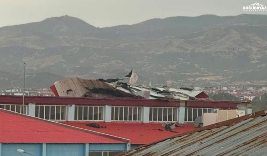 Bingöl'de şiddetli rüzgar: Çatılar yerinden söküldü