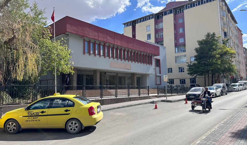 Doğubayazıt’ta kamu binasında dikkat çeken tabela eksikliği