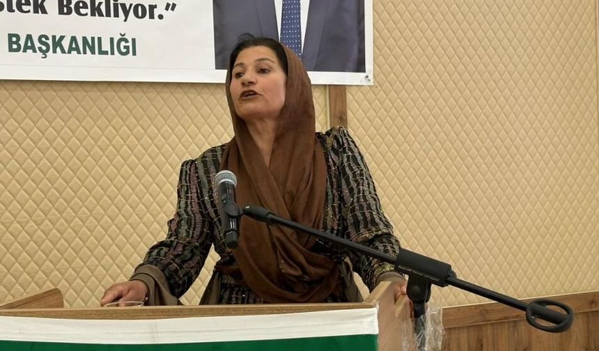 Fistan giyip kürsüye çıktı, Çiftçilerden büyük alkış aldı