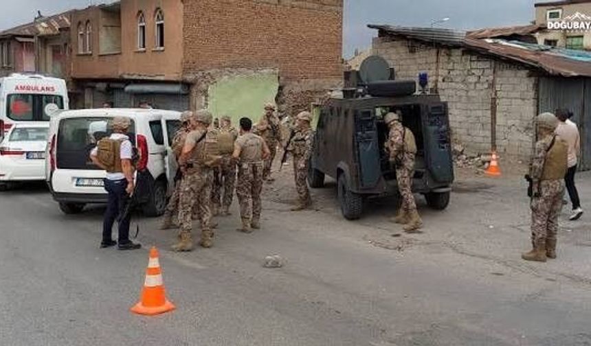İki aile arasında silahla çatışma: 1'i polis 12 yaralı