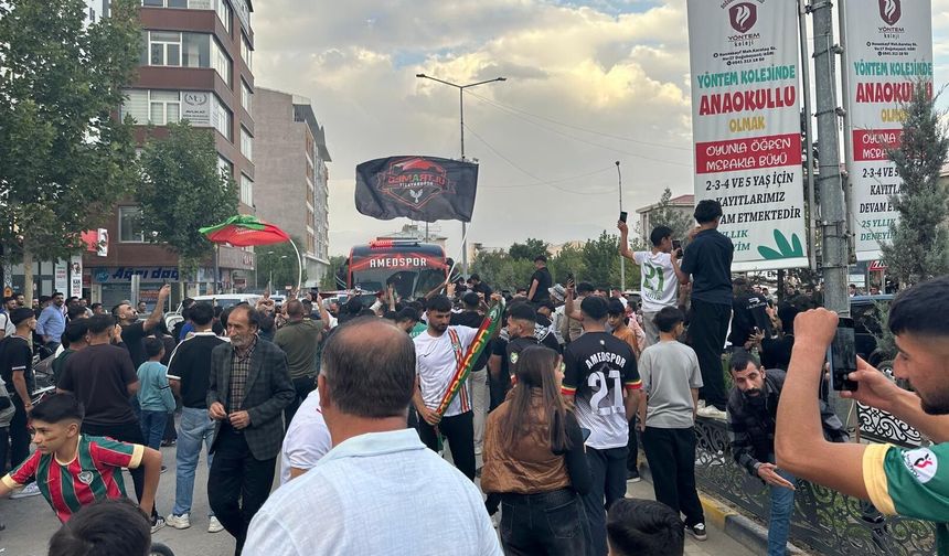 Amedspor Otobüsüne Doğubayazıt’ta Büyük Destek: “Beşiktaş’ı Yeneceğiz"