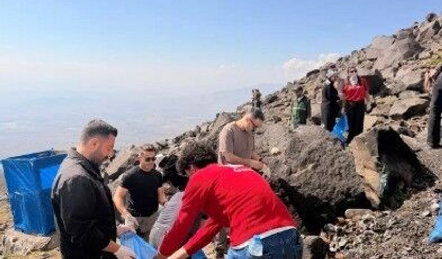 Doğubayazıt’ta Ağrı Dağı’nın 3 bin 200 rakımında doğa temizliği