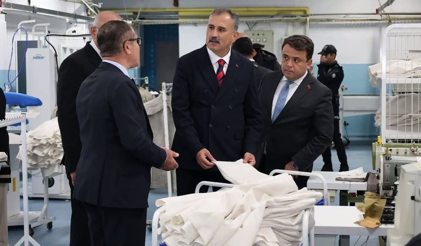 Ağrı Valisi Önder Bozkurt’tan Eleşkirt’teki Tekstil Firmasına Ziyaret